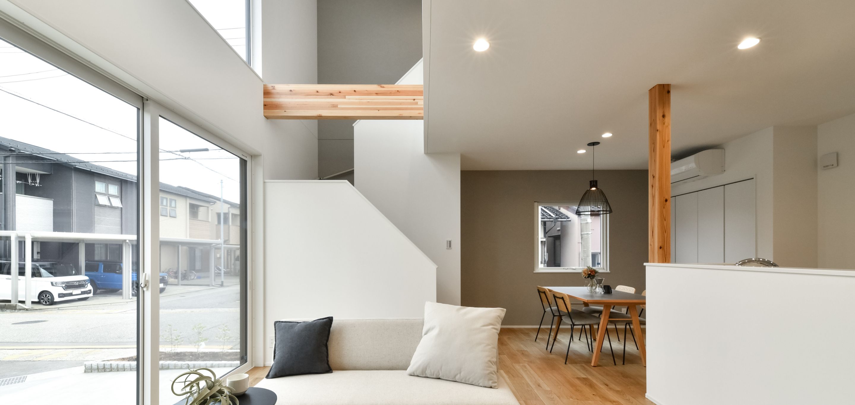 明るく開放感あふれるリビング空間